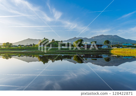 藍天與阿蘇山映襯下的稻田倒影（阿蘇，南阿蘇村） 128422871