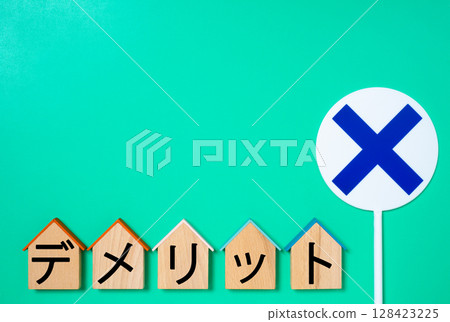 一塊木製房屋形狀的牌子和一塊寫著「扣分」和「X」的牌子 128423225