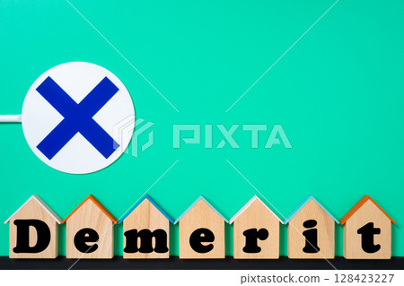 房子形狀的木板和標語牌,上面寫著“demerit”和“x” 房子形狀的木板和標語牌,上面寫著“demerit”和“x” 128423227