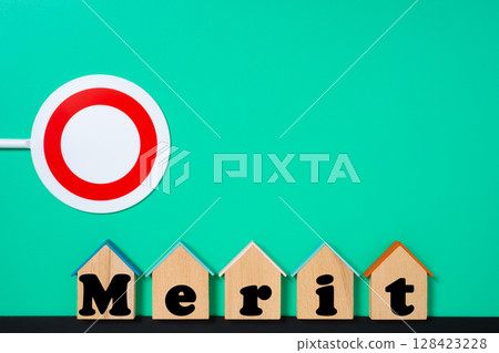 房子形狀的木板和一塊寫著「Merit」字樣和一個圓圈的標語牌 128423228