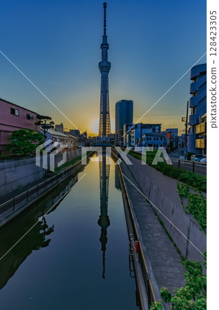 從十間橋望去東京晴空塔的日落 128423305