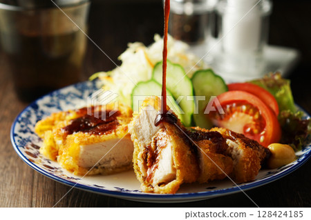 雞排配特製醬汁 128424185