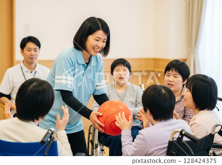 殘疾人和支援人員的笑臉娛樂、殘疾人、運動、體育、遊戲、紙飛機 殘疾人和支援人員的笑臉娛樂、殘疾人、運動、體育、遊戲、紙飛機 128424375