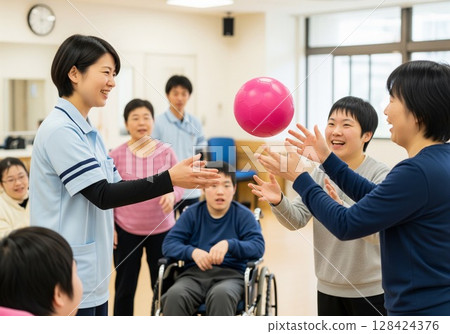 殘疾人和支援人員的笑臉娛樂、殘疾人、運動、體育、遊戲、紙飛機 殘疾人和支援人員的笑臉娛樂、殘疾人、運動、體育、遊戲、紙飛機 128424376