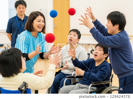 殘疾人和支援人員的笑臉娛樂、殘疾人、運動、體育、遊戲、紙飛機 殘疾人和支援人員的笑臉娛樂、殘疾人、運動、體育、遊戲、紙飛機 128424378