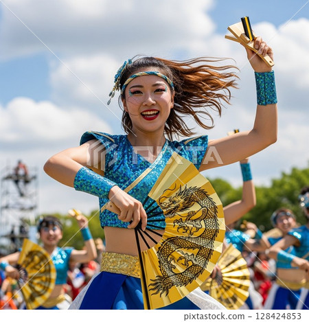 夜來節上，一位女舞者手持龍形金扇翩翩起舞 128424853