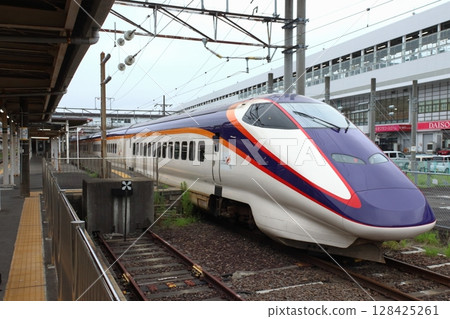 The Yamagata Shinkansen Tsubasa arrives at the Fukushima Station conventional line platform (July 2025) 128425261