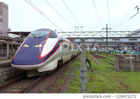 The Yamagata Shinkansen Tsubasa arrives at the Fukushima Station conventional line platform (July 2025) The Yamagata Shinkansen Tsubasa arrives at the Fukushima Station conventional line platform (July 2025) 128425272