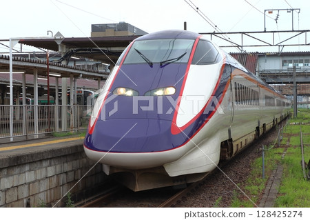 The Yamagata Shinkansen Tsubasa arrives at the Fukushima Station conventional line platform (July 2025) 128425274