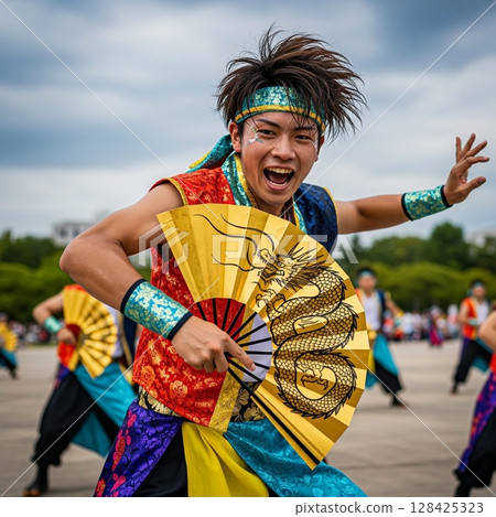 夜來節上,一位年輕的男舞者手持龍形金扇,揮汗如雨,頭髮凌亂,翩翩起舞,熱情似火 夜來節上,一位年輕的男舞者手持龍形金扇,揮汗如雨,頭髮凌亂,翩翩起舞,熱情似火 128425323