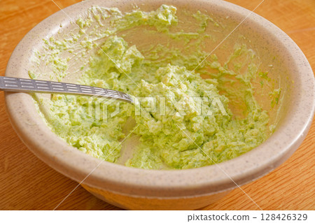 Tasty avocado spread in bowl 128426329