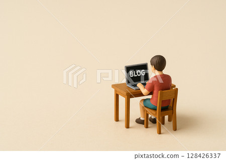 微型男孩寫部落格 | 木桌和電腦的背面圖 128426337