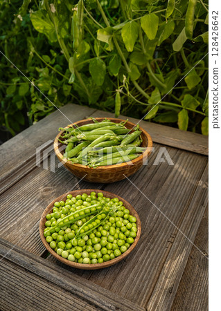 Fresh, ripe green peas Fresh, ripe green peas 128426642