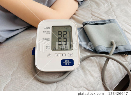 Measuring blood pressure at home, blood pressure monitor, health management 128426647