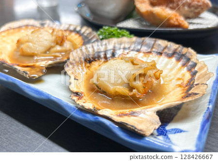 烤扇貝配黃油和醬油 128426667