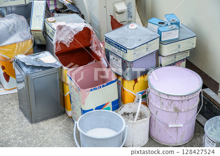外牆施工現場:塗料材料 外牆施工現場:塗料材料 128427524