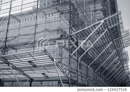 建築物上安裝的牽牛花和臨時鷹架 建築物上安裝的牽牛花和臨時鷹架 128427526
