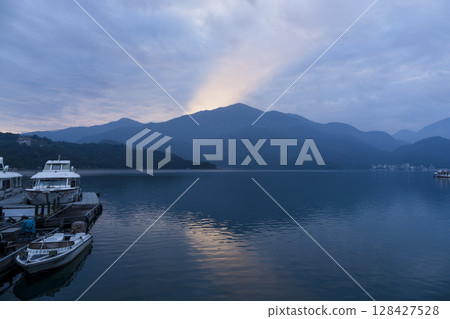 台灣日月潭的黎明 128427528
