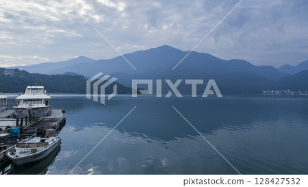 台灣南投日月潭晨景 128427532