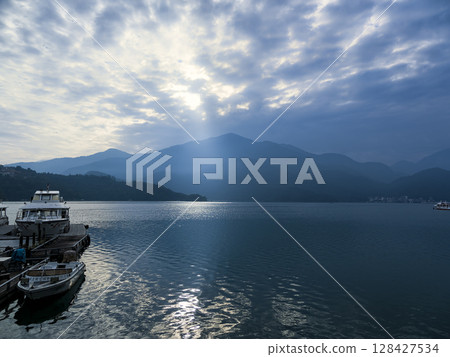 台灣南投日月潭晨景 台灣南投日月潭晨景 128427534