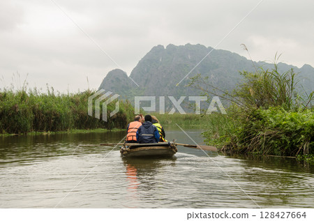 Group of tourists visiting the Van Long. 128427664