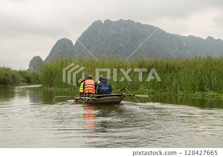 Group of tourists visiting the Van Long. 128427665