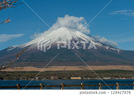 從山中湖濱水公園(長池濱水公園)眺望富士山 從山中湖濱水公園(長池濱水公園)眺望富士山 128427876
