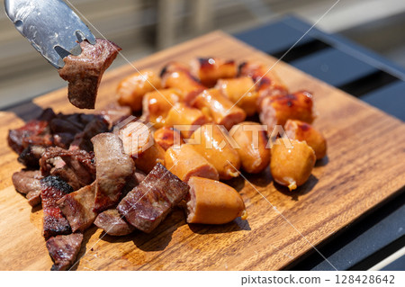 新鮮烤肉和香腸 128428642