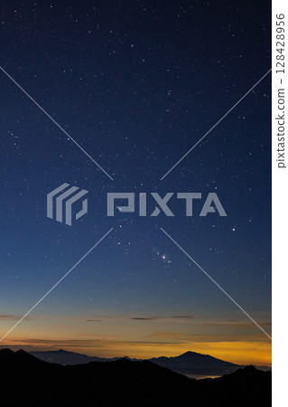 從北阿爾卑斯山看到的黎明前的星空和獵戶座 128428956