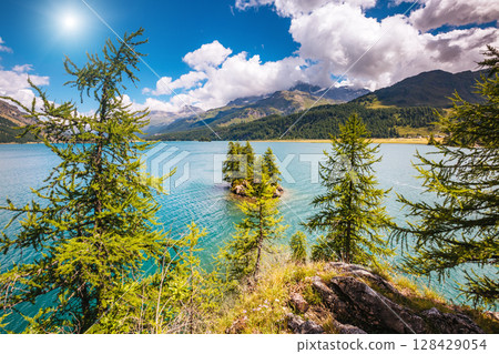 Great view on azure lake Silsersee (Sils) and peak Piz Corvatsch in the Swiss alps. Location Upper Engadine valley, Europe. 128429054