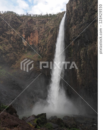 迴響的白色軌跡－瓦拉曼瀑布，懸崖前 128429550