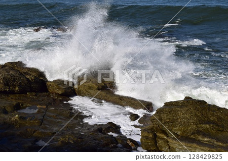 山形縣莊內海岸的日本海波濤洶湧 128429825