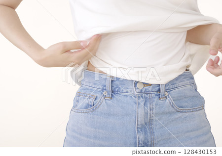 掀起衣服檢查腹部 128430153