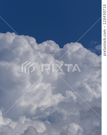 在夏天天空的積雨雲 128430718
