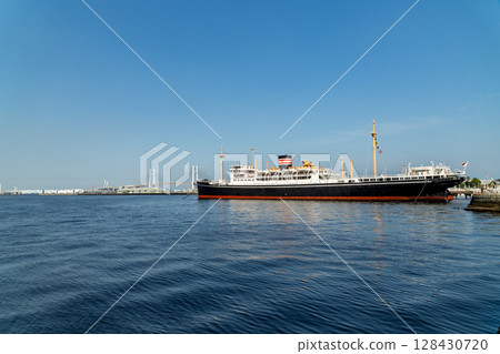 Yamashita Park and the Bay Bridge 128430720