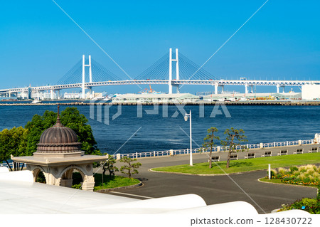 Yamashita Park and the Bay Bridge 128430722