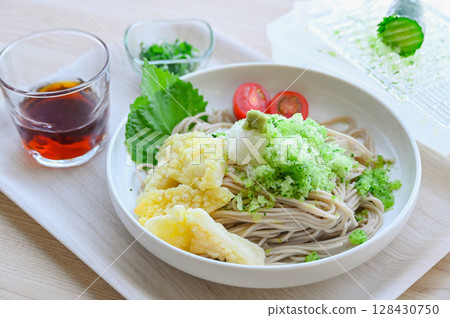 蕎麥麵配黃瓜絲 128430750