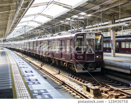 阪急川西能勢口站出發的特快列車 128430758