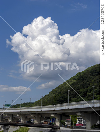 Hanshin Expressway and cumulonimbus clouds passing through the foot of Satsukiyama 128430768