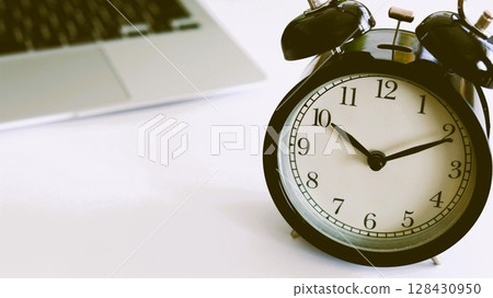 時鐘和電腦棕褐色時間表時間管理節省時間效率 16:9 128430950