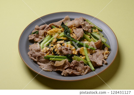 中式炒雞蛋配豬肉和日本芥末菠菜 128431127