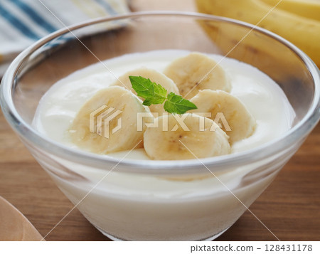 美味的香蕉酸奶 128431178