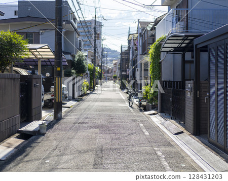 夏日陽光照耀下的住宅小巷 夏日陽光照耀下的住宅小巷 128431203