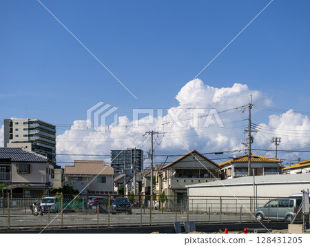 夏日的天空和住宅區風景 夏日的天空和住宅區風景 128431205