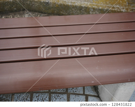 長椅和瓷磚創作的藝術。放鬆時光。複製空間。 128431822