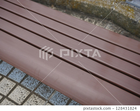 長椅和瓷磚創作的藝術。放鬆時光。複製空間。 128431824