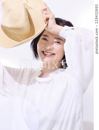 戴草帽的美女中年婦女 128432693