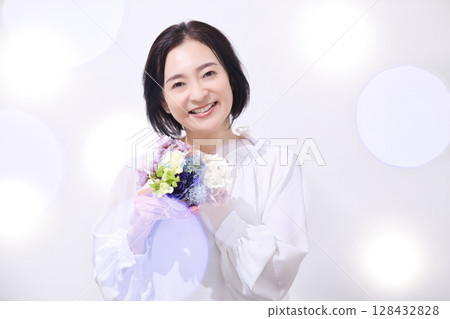 拿著花束的美女中年婦女 128432828