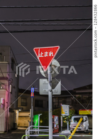 停車標誌，住宅區，停車標誌，夜間，標誌 128432866