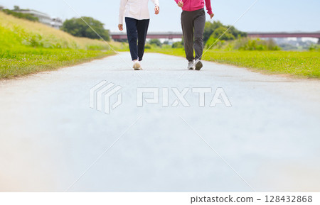 兩名穿著運動服行走的中年婦女 128432868